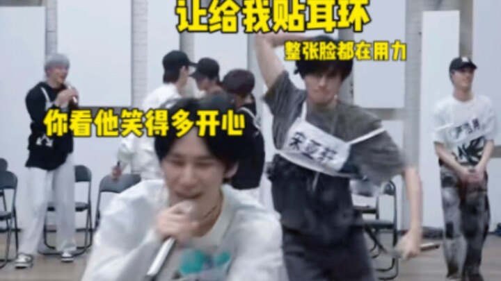 “Cậu bị bệnh à, dán khuyên tai cho tớ làm gì?”