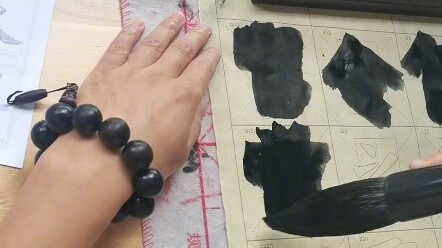 Saat istirahat di rumah, latihlah kaligrafi untuk meningkatkan diri secara bertahap!