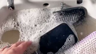 看完这个视频，我马上洗了洗梳子
