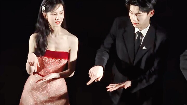 Nhảy xong là rút khỏi giới luôn à? Hai người họ dám nhảy mà tôi còn không dám nhìn, cả quá trình chỉ