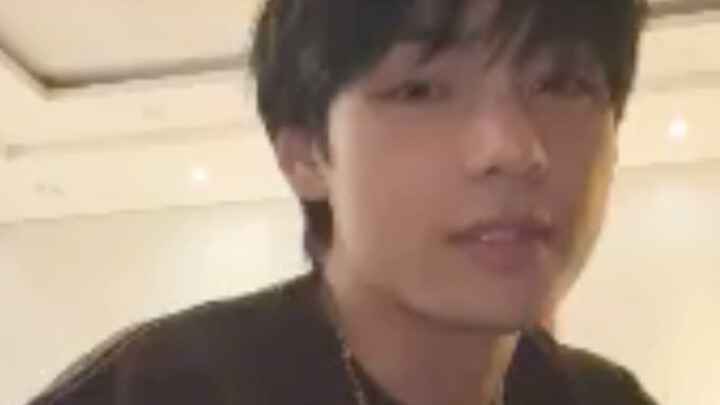 【Kim Taehyung】Taetae: “Nggak nyangka Jungkook 3D gantengnya bikin aku hampir ngomong kasar!” Ternyat