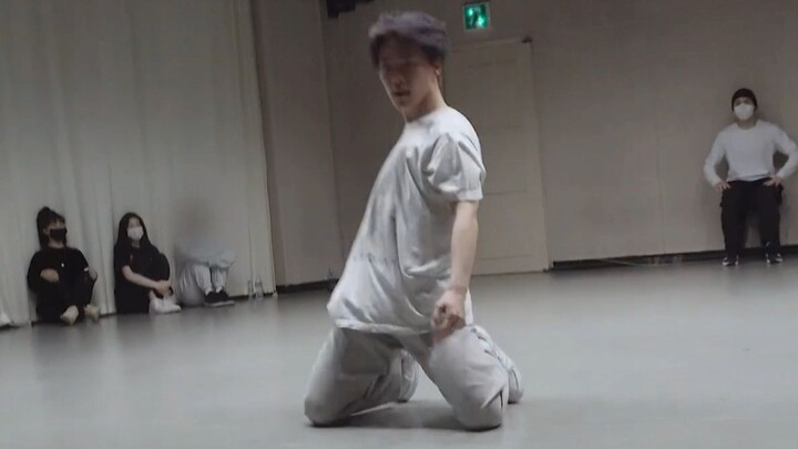 ชาน: ดูเหมือนเขินอาย แต่จริงๆ แล้วควบคุมพี่ชายทั้งสิบสองคนได้อยู่หมัด