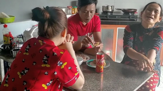 Mẹ Tính chiên Bánh Tét cho Sỹ Beo ăn,Mẹ con khui quà Tết !!!