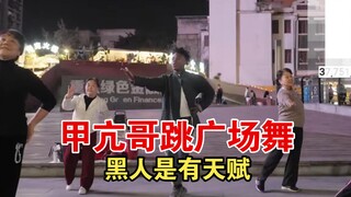 Pria hipertiroid itu menari tarian persegi dengan para bibi Chongqing, dan bakatnya dipuji oleh para