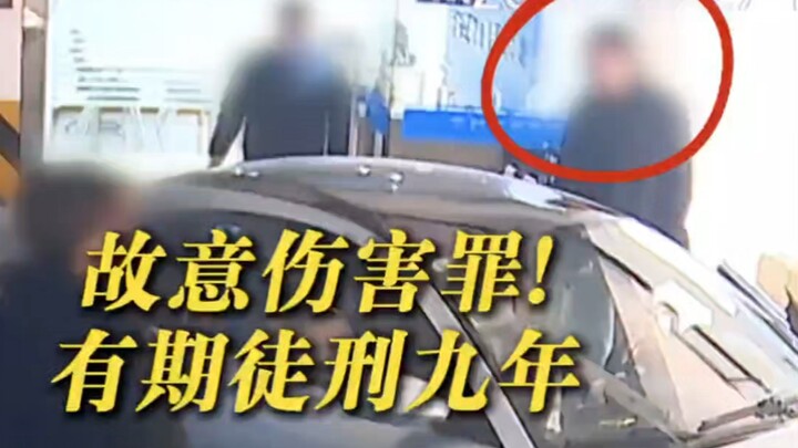 Người đàn ông 75 tuổi lái Ferrari lùi đâm người khiến nạn nhân bị thương nặng, nhưng lại nói rằng ch