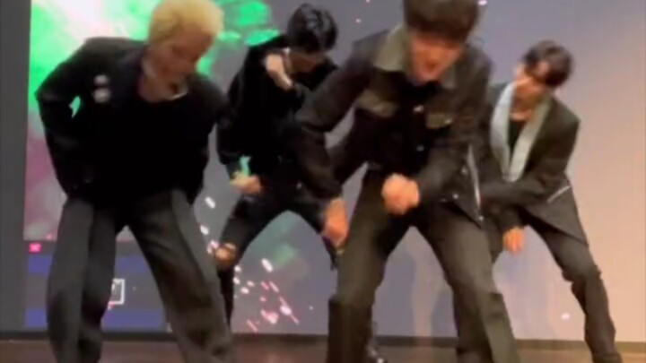 Which group doesn’t have a knife dance? WINNER’s knife dance!