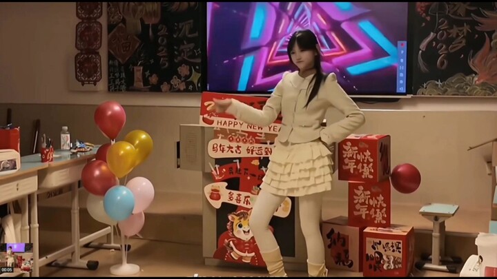 SMA Putri di Tiongkok: Siswi SMA dengan Tubuh Sempurna, Stoking Putih, Kaki Jangkung, Imut dan Memes