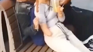ฉันคิดว่าเป็นคู่รักที่แสดงความรักกัน แต่หญิงสาวกลับร้องไห้ออกมาทันทีที่เธอลุกขึ้นยืน