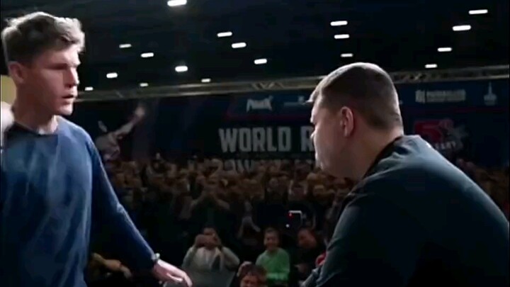 Gặp người gầy yếu thì đừng dại bắt nạt họ, vì bạn chẳng bao giờ biết được là họ đã từng tập võ hay c