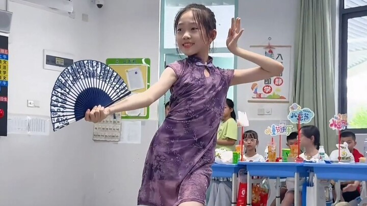 (Monologue Six-One Day Solo Dance in Blue-and-White Porcelain Style) – From: A Little Moxi