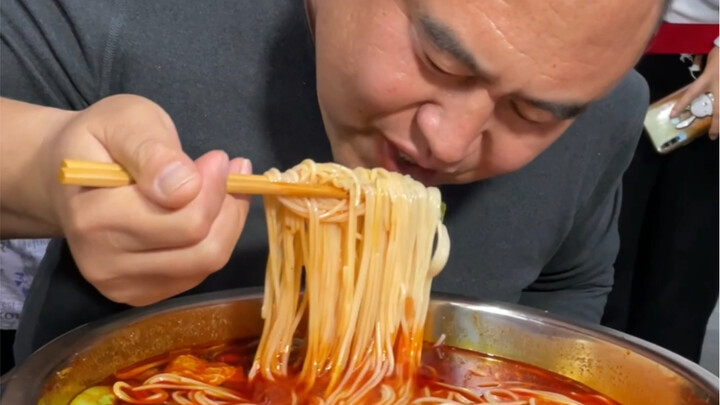 Anh trai này lại đến “đánh đố” tôi nữa rồi! Lần này anh ấy thách thức bát mì ốc cay xé lưỡi nặng tám