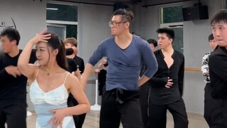 Bukannya aku pendek, tapi anak laki-laki di belakangku berumur 190. Apa yang bisa kulakukan~