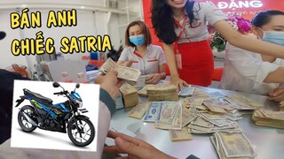 Thanh niên mang đống tiền lẻ vào hãng mua xe Satria Fi và cái kết