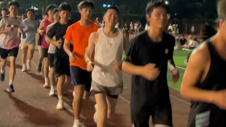 文理男生操场双人夜跑变成八人团跑，不断有同学加入跟跑，队形整齐氛围特别好