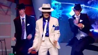 Ricardo TV memamerkan keterampilan menarinya! Penghormatan yang sempurna untuk Michael Jackson!