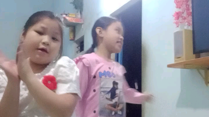ở nhà chán quá hai chị em nhảy mấy bài tik tok cho dui 😁