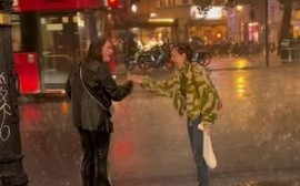 ขณะหลบฝนข้างทาง ก็ได้เห็นฉากนี้