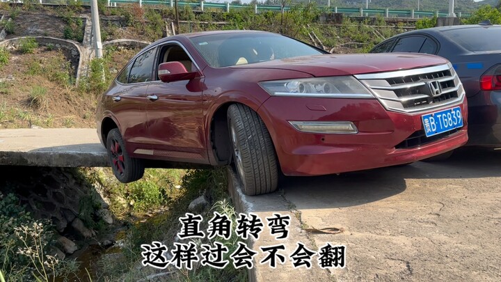 ทักษะขับขี่สุดยอด! โค้งตั้งฉากบนถนนแคบก็ผ่านได้อย่างแม่นยำและคล่องแคล่ว