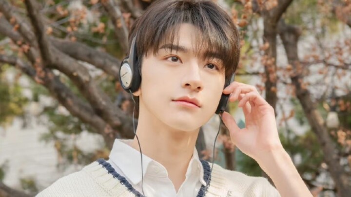 [Lin Yi Fires the First Shot in C-Entertainment!] Whoa, the actor’s acting like an idol—free tickets