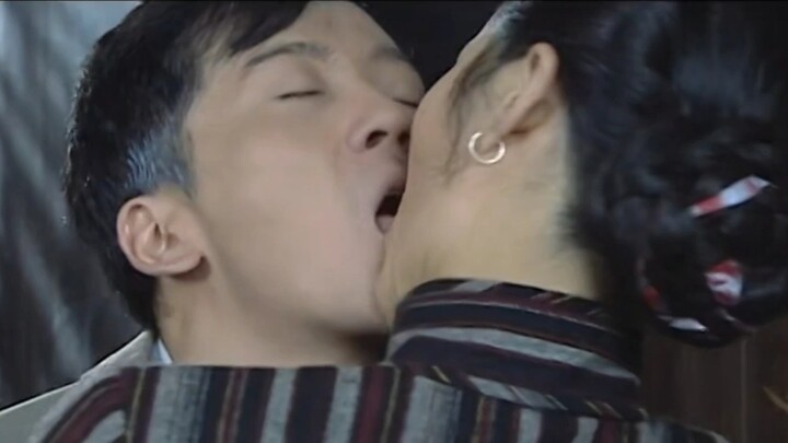 [Drama] A Kissing Scene From 'Blood War'