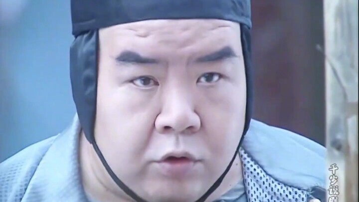 Đầu bếp hoàng cung tình cờ gặp Hoằng Lịch trong hoàng cung nhưng lại không nhận ra ông, liền nổi giậ