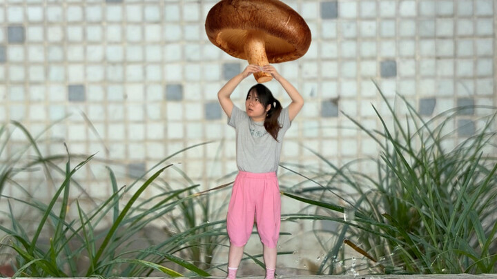 Người nhỏ bé sống một mình giữa thành phố