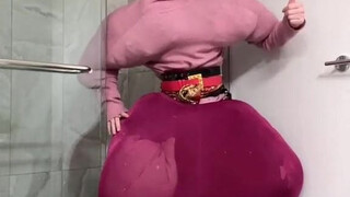 "Tutorial teliti" dari wanita muda ini memungkinkan Anda untuk dengan mudah memiliki bentuk tubuh ja