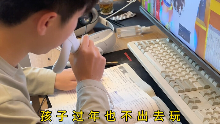 Con cái chẳng đi chơi Tết mà ngày nào cũng cắm đầu vào học.