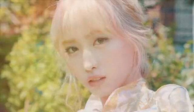 #TWICE# Today is MOMO with Blonde Hair and Blue Eyes