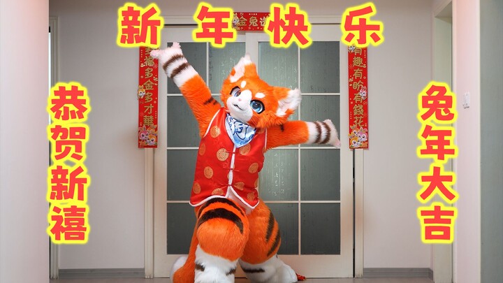 【Animal Costume Yangge Dance?】Happy New Year and Prosperous Year of the Rabbit! The orange cat pays 