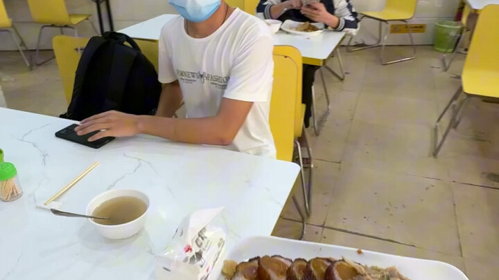 Có một anh chàng đến từ Nội Mông, bảo rằng tôi lên bao nhiêu món thì anh ấy sẽ ăn bấy nhiêu. Vậy tôi