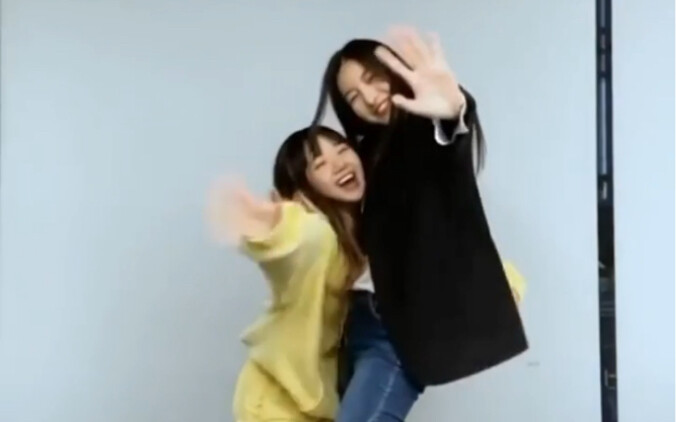 Cutest Height Difference: Kim Sa-rang & Choi Yoo-jung of Weki Meki – “Siesta” Dance Challenge