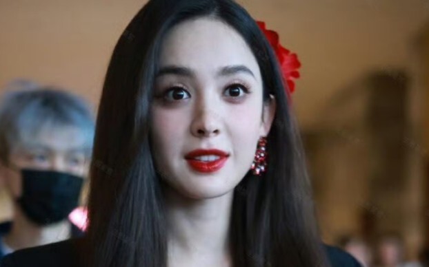 Coba tebak, ini ternyata… foto asli! Kecantikan wanita ini benar-benar bikin kagum; kenapa hanya den