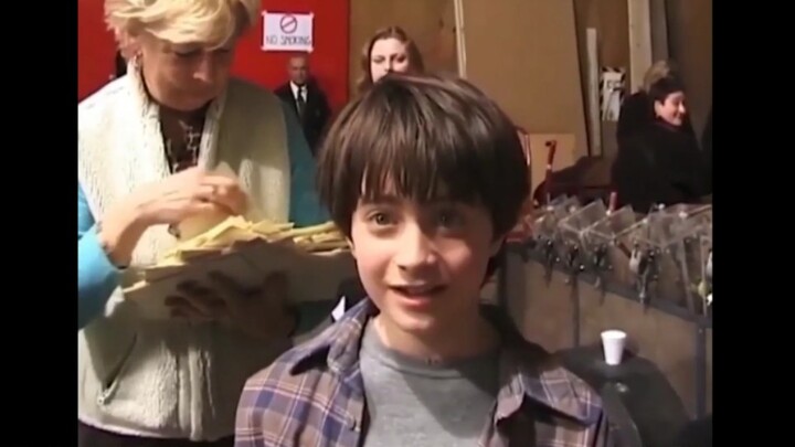 [Harry Potter Behind the Scenes] Harry Potter Delivers Water