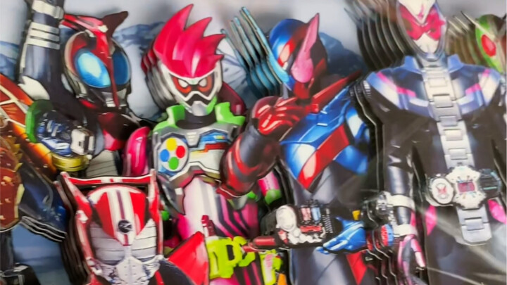 Who doesn’t like a family portrait of Kamen Rider?