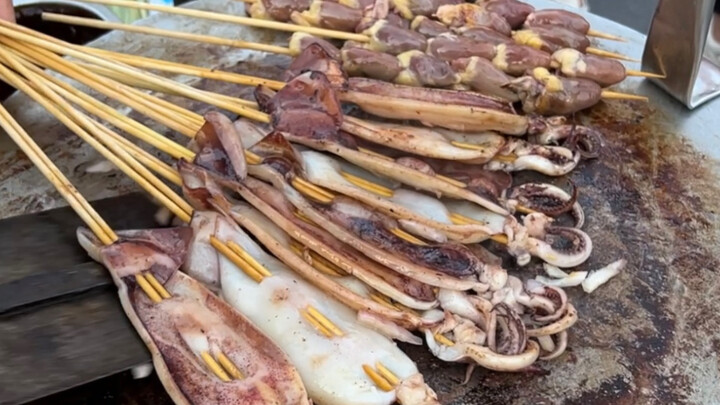 วิศวกรวัย 73 ปี ทำปลาหมึกยักษ์ย่างบนแผ่นเหล็กมานาน 26 ปี!! หอมกรุ่นสุดๆ! 10 หยวนสามไม้!