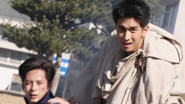 Perbandingan adegan pertarungan pertama antara Elemental Dragon Pedang Suci dan Jihu Leitui