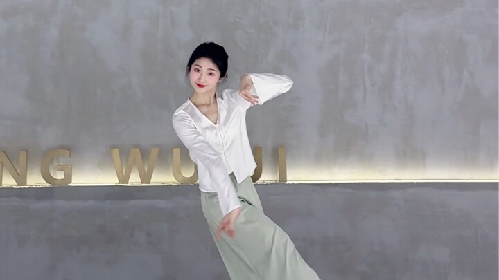 梨花香，缠着衣角掠过熙攘