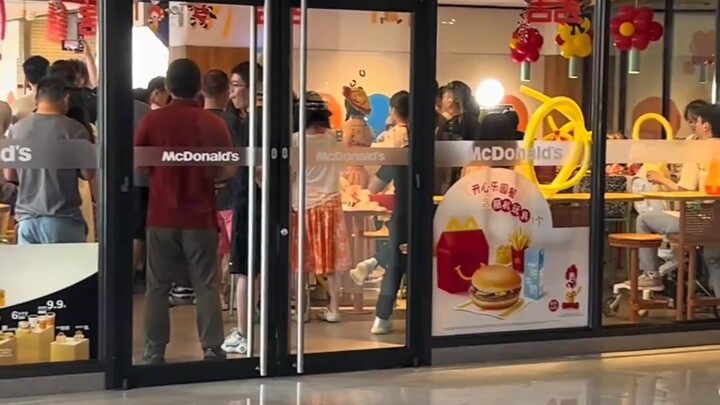 Netizen tak sengaja menyaksikan pernikahan yang digelar di McDonald’s: “Tak ada satupun anak yang te