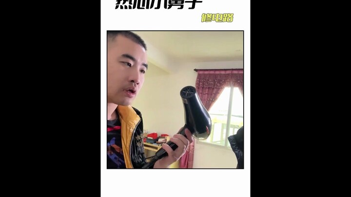 Adik ipar yang baik hati membantu kakak ipar memperbaiki instalasi listrik