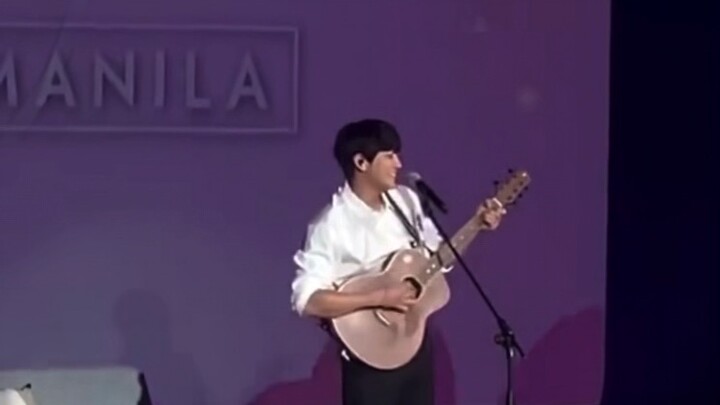 Chanyeol singing 'Hawak Kamay' at Chanyeol x Ever Bilena Fun Meet in Manila