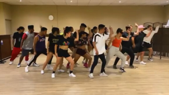 A dance that is easy to dance with, and easy to addictive, is choreographed by Rudi.