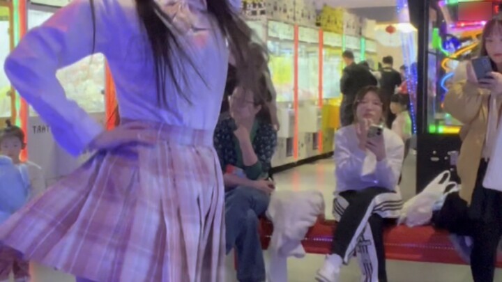 Dance Machine - Shake It & Roly Poly & Playing with Fire, entah kenapa lagu ini berhasil merebut hat