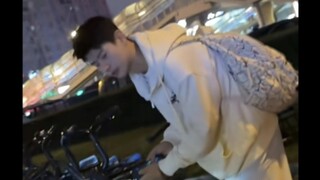 “男孩子在外一定要注意安全，小姐姐分享偶遇男大出口调戏，走男人的路”