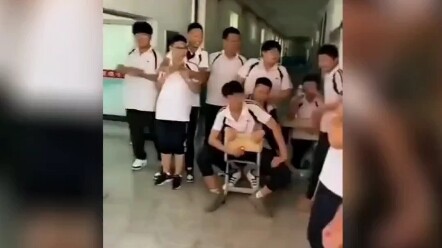 วัยเยาว์ของใครกันเล่าจะไม่สวยงาม? หนุ่มๆ ต่างตั้งตารอคอยให้สาวๆ ได้ใส่เดรสตัวใหม่อย่างเป็นระเบียบ คุ