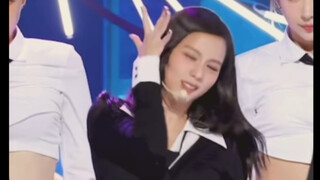 Chị Jisoo, đừng có mà vấp ngã nhé
