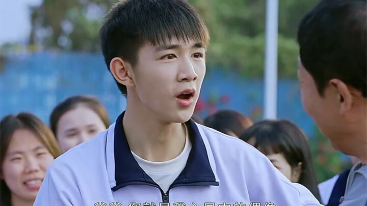 Tiểu Phương bị bạn cùng lớp khinh thường vì học lại, nhưng ông nội tung ba cú sút quyết định cục diệ