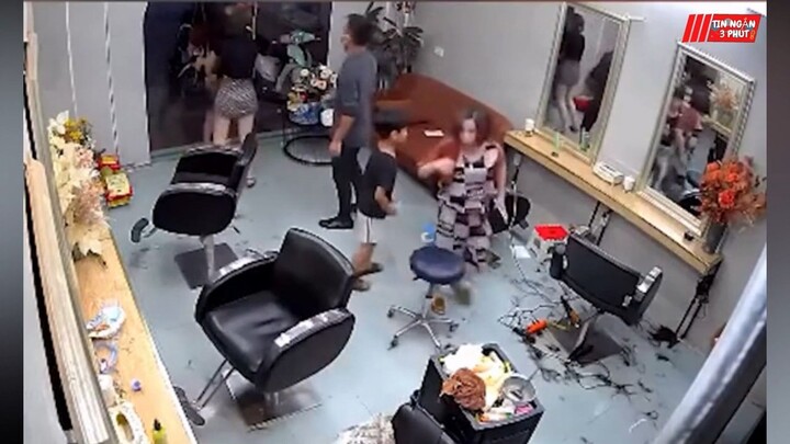 Người PHỤ NỮ ngồi làm tóc bị chồng lao tới 'ĐỘNG TAY ĐỘNG CHÂN' vì lí do bức xúc