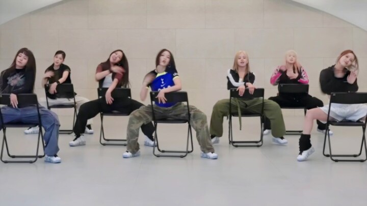 Even the chairs are aligned! [XG] GRL GVNG dance practice room!