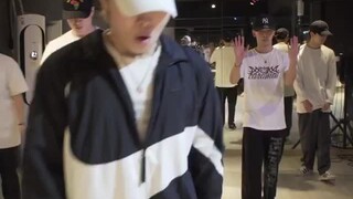 ใครบอกว่านักเต้น POPPING ไม่มีการเคลื่อนไหวบนพื้น? การสอนสดของโดคยูน